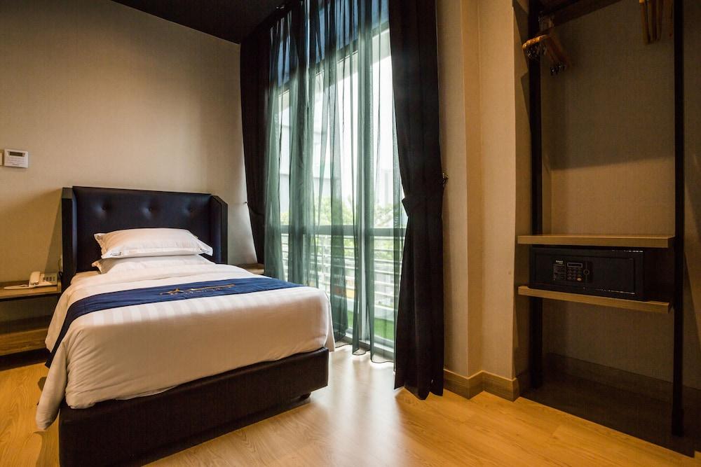 Manhattan Business Hotel Ttdi Kuala Lumpur Exterior photo